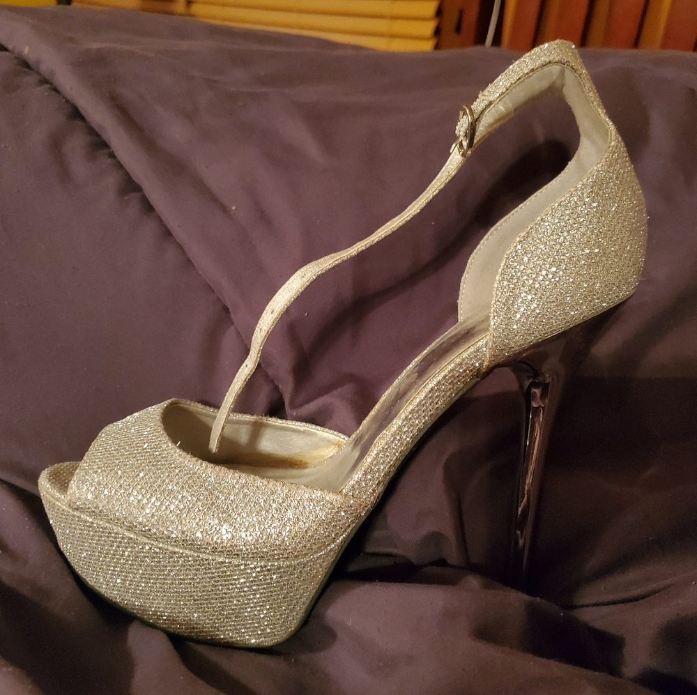 Heels - Picture 3 of 9